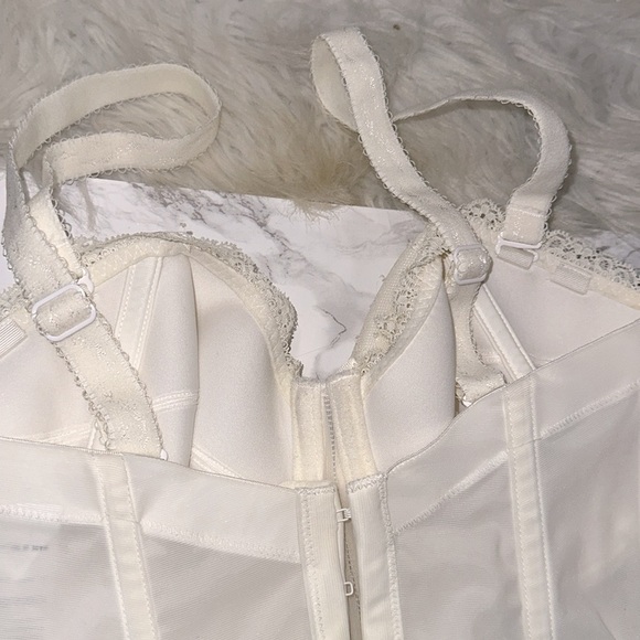 Elomi Cream Satin Corset size 32G - Picture 4 of 5